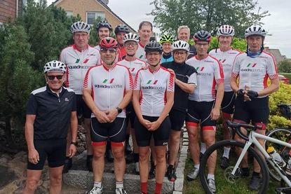 Die Starterinnen und Starter des sechsten 24-Stunden-Radrennens.