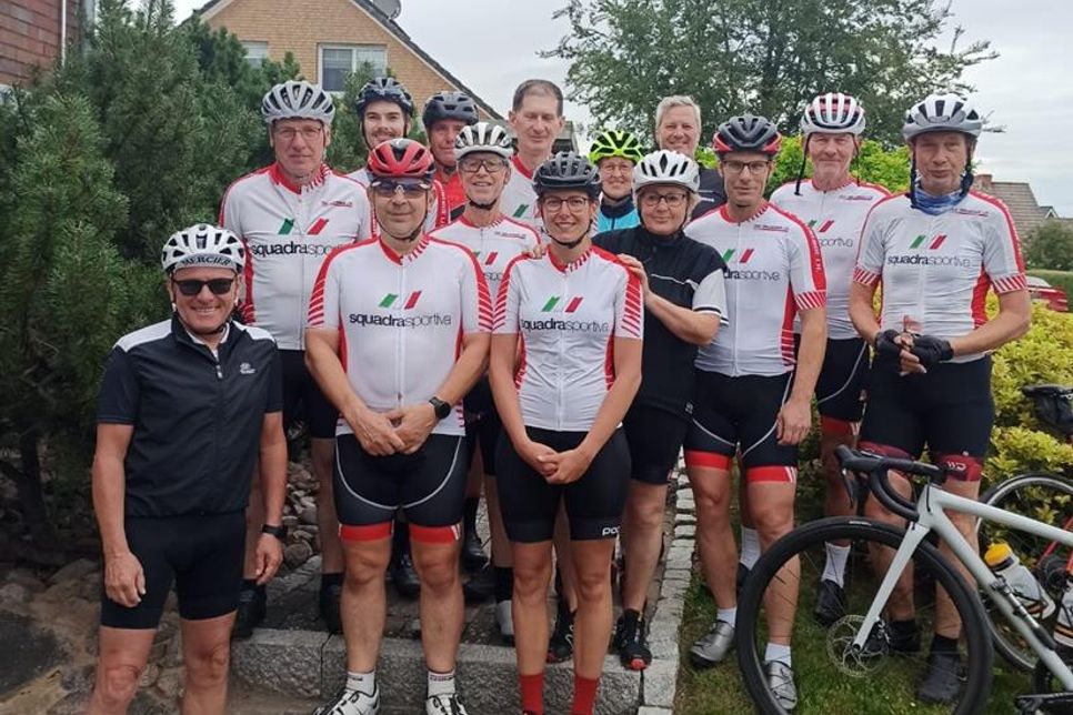 Die Starterinnen und Starter des sechsten 24-Stunden-Radrennens.