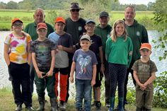 Die erfahrenen Vereinsmitglieder zeigten den interessierten Jugendlichen die richtigen Kniffe und Tricks beim Angeln.