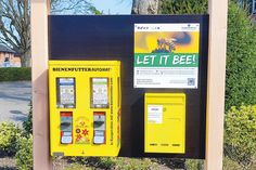 Der Saatgutautomat vor der Stockelsdorfer Gemeindebücherei, der m Innenraum angebracht wurde.