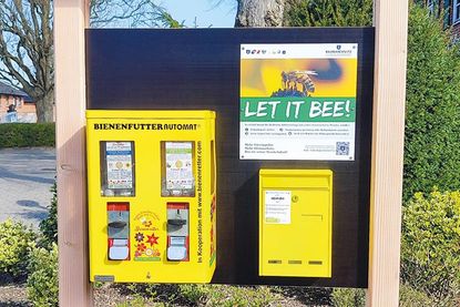 Der Saatgutautomat vor der Stockelsdorfer Gemeindebücherei, der m Innenraum angebracht wurde.