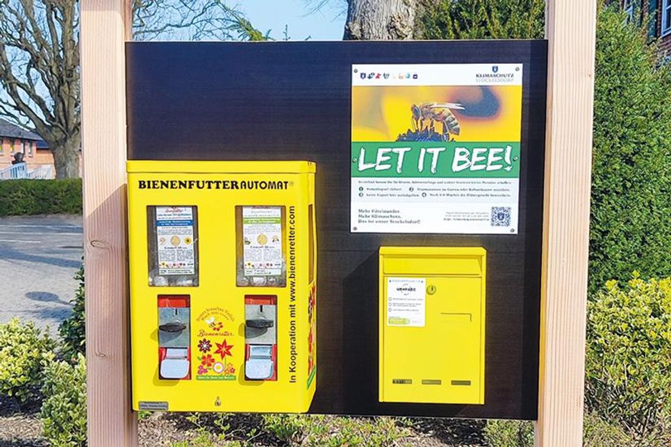 Der Saatgutautomat vor der Stockelsdorfer Gemeindebücherei, der m Innenraum angebracht wurde.