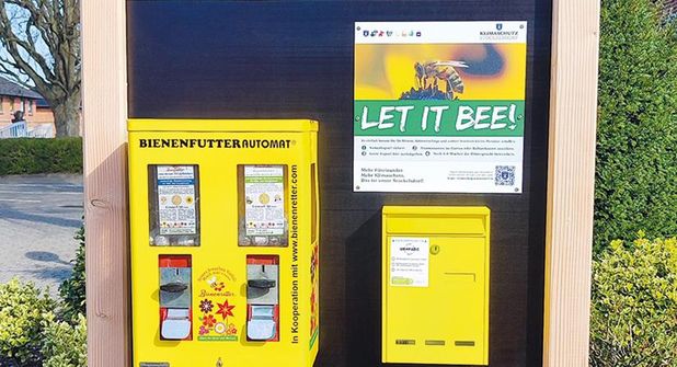 Der Saatgutautomat vor der Stockelsdorfer Gemeindebücherei, der m Innenraum angebracht wurde.