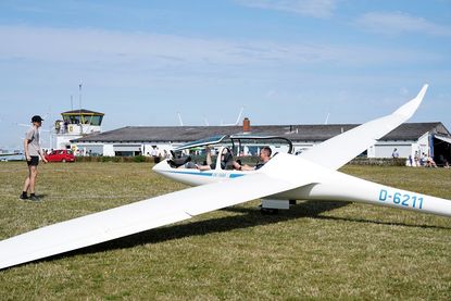 Die Segelflugzeuge wurden mithilfe einer Seilwinde in die Luft befördert.