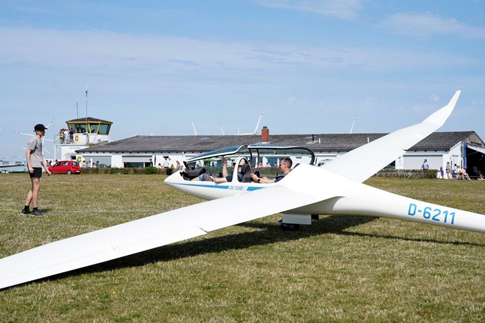 Die Segelflugzeuge wurden mithilfe einer Seilwinde in die Luft befördert.