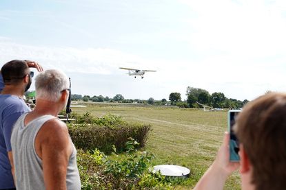 Viele verfolgten gespannt die Starts und Landungen auf dem Flugplatz.