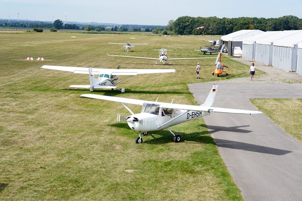 Am Tag des Flugplatzfestes konnten Besucherinnen und Besucher selbst in eines der vielen Flugzeuge steigen.