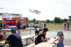 Kalte Getränke, Leckeres vom Grill, eine Hüpfburg und jede Menge Flugzeuge gab es am vergangenen Samstag auf dem Flugplatzfest in Grube.