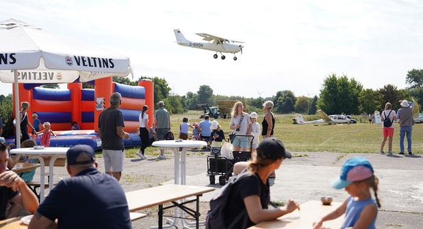Kalte Getränke, Leckeres vom Grill, eine Hüpfburg und jede Menge Flugzeuge gab es am vergangenen Samstag auf dem Flugplatzfest in Grube.