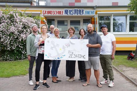 Organisatoren, Großsponsoren und Spendenempfänger waren gleichermaßen begeistert von der überwältigenden Summe.