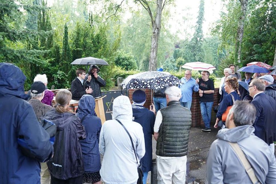 Viele kamen trotz des Regenwetters und nahmen an der Einweihungsfeier teil. Im Anschluss wartete eine Führung über den jüdischen Friedhof.