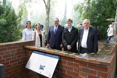 Die Kieler Studentin Ela Kaya, Pastorin Sarah Lotzkat, Bürgermeister Mirko Spieckermann, Dr. Helge-Fabien Hertz vom Salomon Ludwig Steinheim-Institut und Dr. Gerhard Ulrich, Beauftragter für jüdisches Leben und gegen Antisemitismus des Landes Schleswig-Holstein (v. lks.) setzten ein Zeichen gegen das Vergessen.