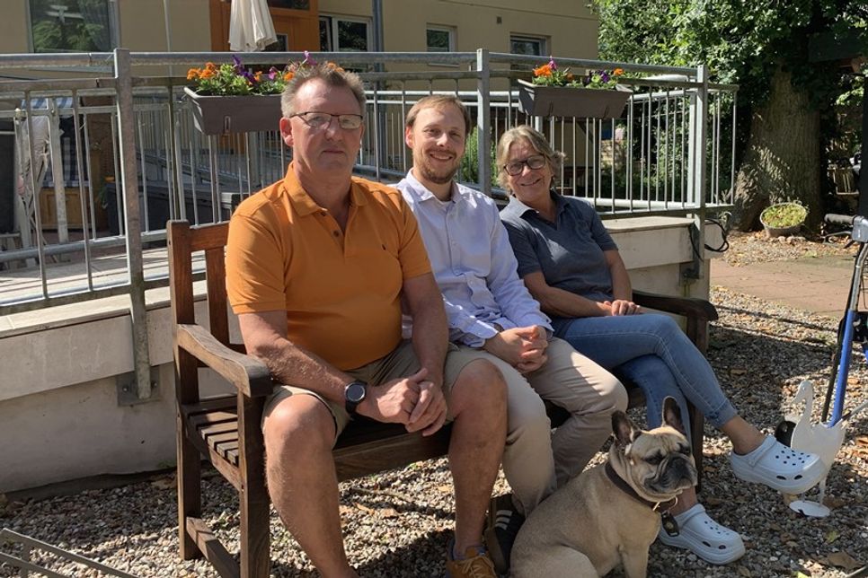 Carolina Paap, Jan-Ole Paap und Jochen Paap (v. re.) bieten seit über 30 Jahren familiäre Pflege, persönliche Betreuung und ein liebevolles Zuhause für ältere Menschen.