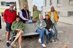 Bürgermeister Mirko Spieckermann (3. v. lks.) und Projektvertreter Björn Streich (4. v. re.) brachten die Schnackbank-Plakette gemeinsam mit einer Urlaubergruppe aus Nordrhein-Westfalen an.