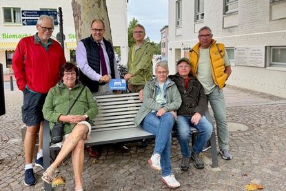 Bürgermeister Mirko Spieckermann (3. v. lks.) und Projektvertreter Björn Streich (4. v. re.) brachten die Schnackbank-Plakette gemeinsam mit einer Urlaubergruppe aus Nordrhein-Westfalen an.