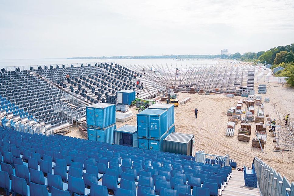 Der Stadionaufbau neben der Maritim-Seebrücke dauert eine Woche, zuvor fanden die Sandarbeiten statt.