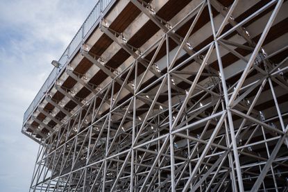 Für den Stadionaufbau mit Tribünen werden insgesamt 280 Tonnen Material verwendet.