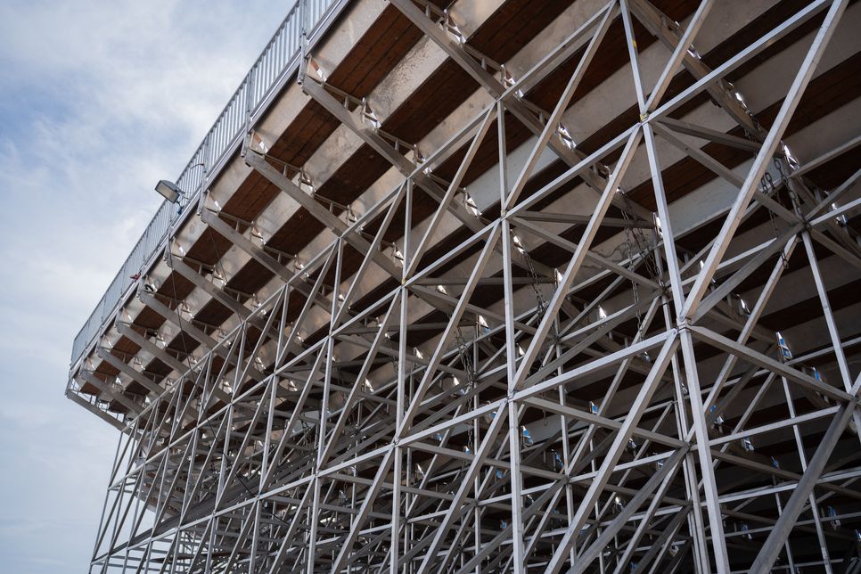 Für den Stadionaufbau mit Tribünen werden insgesamt 280 Tonnen Material verwendet.