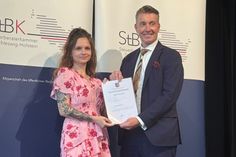 Wiktoria Stasinowski nimmt ihren Steuerfachangestelltenbrief entgegen.
