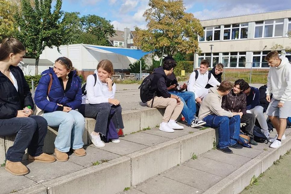 Mit der Handyregel wird die echte Kommunikation in den Pausen auf dem Schulhof deutlich gefördert.