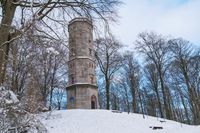Winterruhe auf dem Bungsberg: Verschneit und still ragt der Elisabethturm zwischen den kahlen Bäumen in den Himmel.