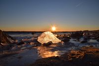 Die tiefstehende Sonne brachte das Eis zum Leuchten und setzte einen warmen Akzent in der winterlichen Szene in Lensterstrand.