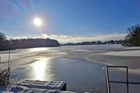 Die Wintersonne spiegelte sich auf dem Mühlenteich in Lensahn und sorgt für klare, ruhige Winterstimmung.