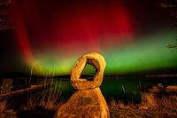 Polarlichter über dem Binnenwasser in Neustadt bilden einen surrealen Hintergrund für die Skulptur „Durchbruch“. (Foto: Jürgen Brunck)