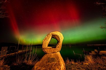 Polarlichter über dem Binnenwasser in Neustadt bilden einen surrealen Hintergrund für die Skulptur „Durchbruch“. (Foto: Jürgen Brunck)