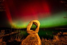 Polarlichter über dem Binnenwasser in Neustadt bilden einen surrealen Hintergrund für die Skulptur „Durchbruch“. (Foto: Jürgen Brunck)