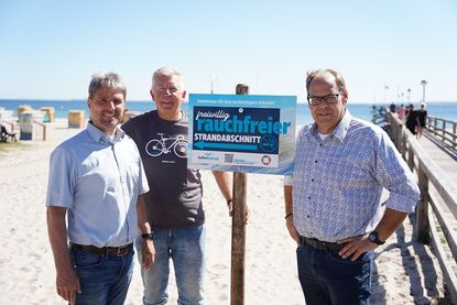 Links von der Seebrücke soll in Zukunft auf einem Abschnitt von circa 150 Metern nicht mehr geraucht werden, auf freiwilliger Basis. Stephan Reil vom Tourismus-Service, Ortsbeiratsvorsitzender Lars Prigge und Bürgermeister Mirko Spieckermann (v. lks.) präsentierten die neu aufgestellten Schilder.
