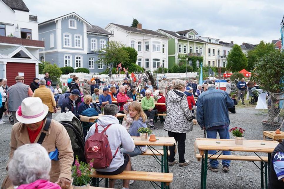 Als der Grömitzer Shanty Chor auf der Bühne stand, war der Netztrockenplatz voller Besucher.