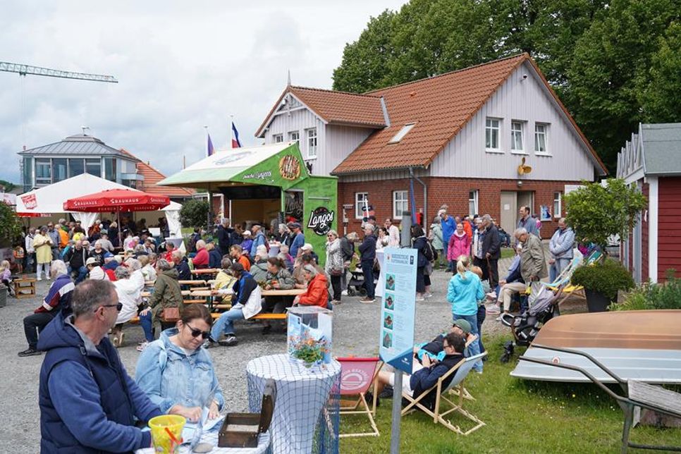 Plattfischquiz, Shantychor, frisch gebratene Schollen und Führungen durch das Fischeramt „op Platt“, all das gab es beim ersten Platt-Fischtag am Neustädter Fischeramt.