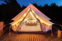 Camping bedeutet nicht automatisch Isomatte und Mückenstiche. Viele Campingdestinationen bieten auch Luxuscamping (Glamping) mit fest installierten Lodges, bequemen Betten und eigenem Bad an.