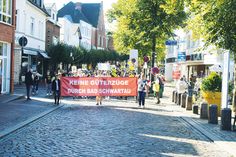 Am vergangenen Samstag fand die zweite Kundgebung in Bad Schwartau gegen die Bahnpläne statt. Vom Europaplatz zogen die Demonstranten vor Rathaus.