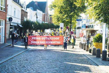 Am vergangenen Samstag fand die zweite Kundgebung in Bad Schwartau gegen die Bahnpläne statt. Vom Europaplatz zogen die Demonstranten vor Rathaus.