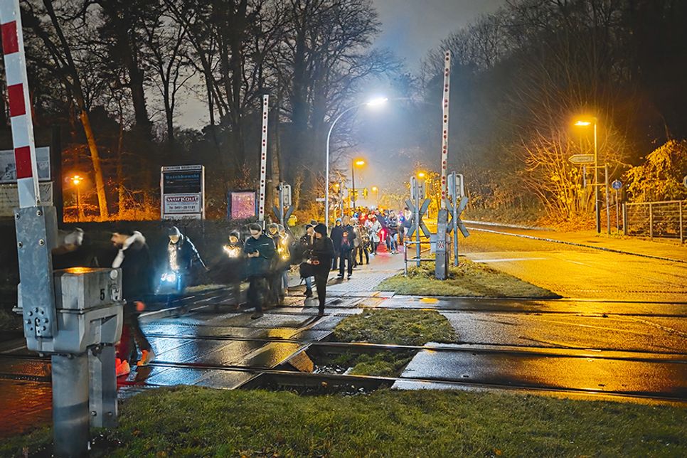 Gegen die geplante Waldrodung zog eine Lichterkette durch Bad Schwartau.