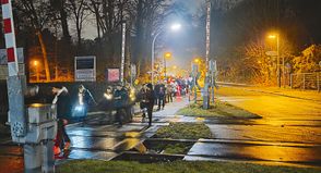 Gegen die geplante Waldrodung zog eine Lichterkette durch Bad Schwartau.