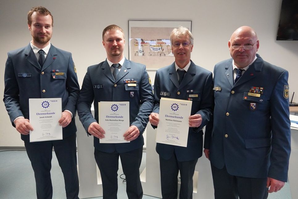 Die geehrten Mitglieder Janek Schmidt, Felix Maximilian Menge und Matthias Hüttmann mit dem Ortsbeauftragten Volker Hofele (v. lks.).