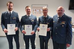 Die geehrten Mitglieder Janek Schmidt, Felix Maximilian Menge und Matthias Hüttmann mit dem Ortsbeauftragten Volker Hofele (v. lks.).