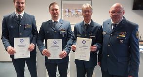 Die geehrten Mitglieder Janek Schmidt, Felix Maximilian Menge und Matthias Hüttmann mit dem Ortsbeauftragten Volker Hofele (v. lks.).