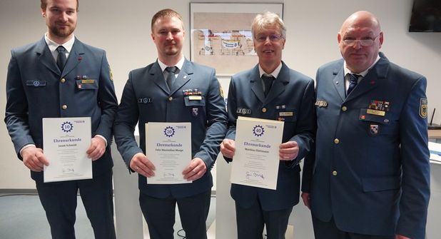 Die geehrten Mitglieder Janek Schmidt, Felix Maximilian Menge und Matthias Hüttmann mit dem Ortsbeauftragten Volker Hofele (v. lks.).