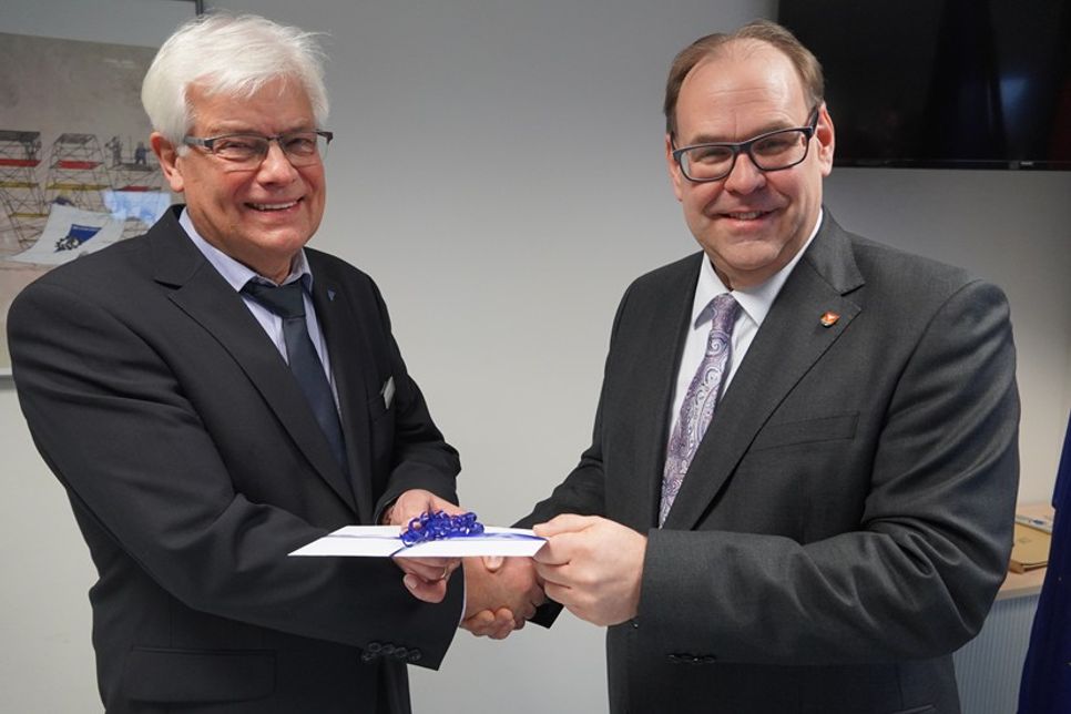 Bürgermeister Mirko Spieckermann (re.) übergab ein „Flachgeschenk“ an Bernd Meckelmann, den 1. Vorsitzenden der Helfervereinigung.