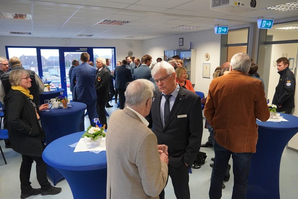 Gäste beim Neujahrsempfang in den Räumen des THW Neustadt.