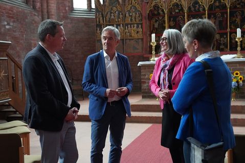 Begutachteten gemeinsam die Sanierungsmaßnahmen im Kloster (v. lks.): Bürgermeister Sebastian Rieke, Dr. Thorsten Sadowsky (Stiftung Landesmuseen Schloss Gottorf), Ministerin Dr. Dorit Stenke und Sabine Höft-Dammer (Förderkreis Kloster Cismar).