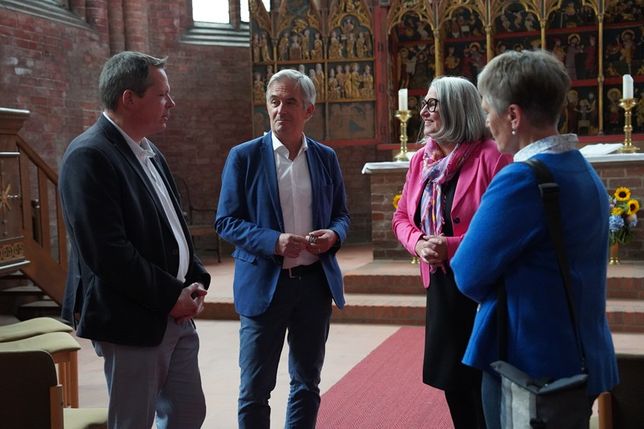 Begutachteten gemeinsam die Sanierungsmaßnahmen im Kloster (v. lks.): Bürgermeister Sebastian Rieke, Dr. Thorsten Sadowsky (Stiftung Landesmuseen Schloss Gottorf), Ministerin Dr. Dorit Stenke und Sabine Höft-Dammer (Förderkreis Kloster Cismar).