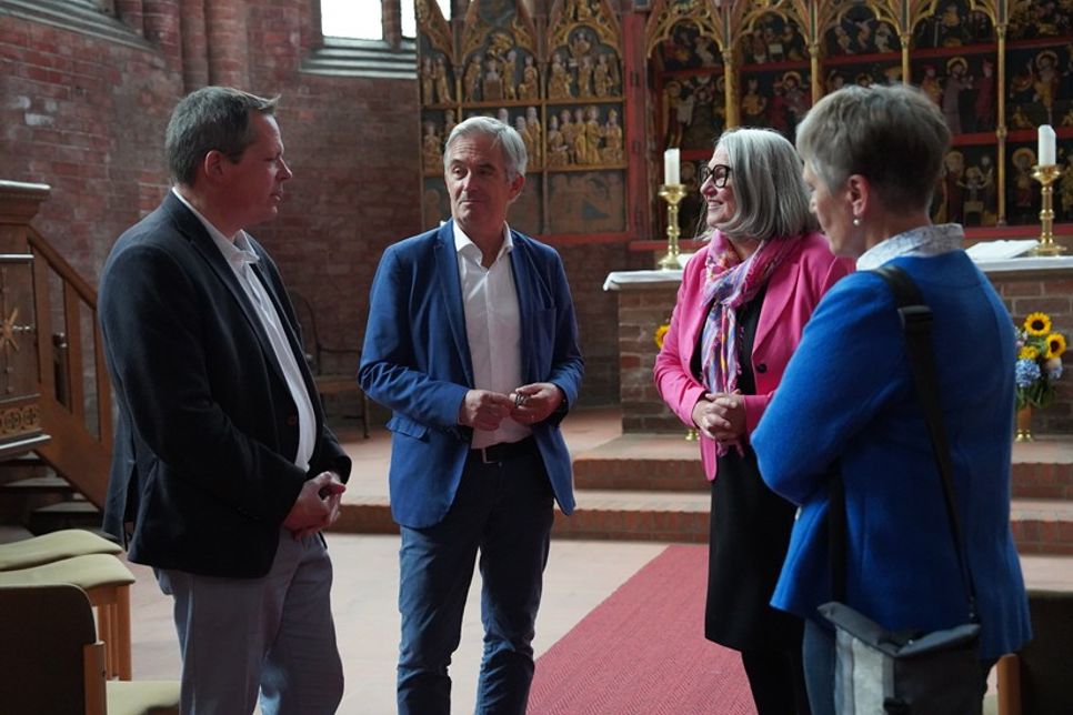 Begutachteten gemeinsam die Sanierungsmaßnahmen im Kloster (v. lks.): Bürgermeister Sebastian Rieke, Dr. Thorsten Sadowsky (Stiftung Landesmuseen Schloss Gottorf), Ministerin Dr. Dorit Stenke und Sabine Höft-Dammer (Förderkreis Kloster Cismar).