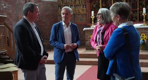 Begutachteten gemeinsam die Sanierungsmaßnahmen im Kloster (v. lks.): Bürgermeister Sebastian Rieke, Dr. Thorsten Sadowsky (Stiftung Landesmuseen Schloss Gottorf), Ministerin Dr. Dorit Stenke und Sabine Höft-Dammer (Förderkreis Kloster Cismar).