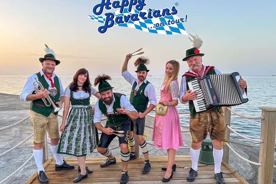 Nach der offiziellen Siegerehrung dürfen sich die Zuschauer am Samstag auf den Auftritt der Band „Happy Bavarians“ freuen, die mit fetzigen Sounds für Stimmung sorgt.