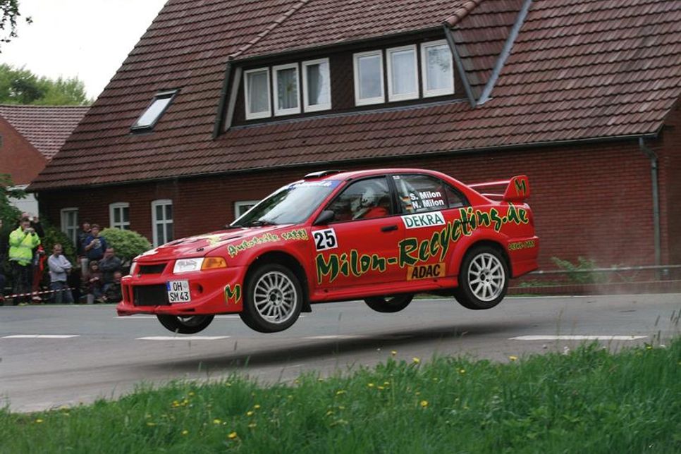 Team Milon. Sönke Milon ist begeisterter Rallyefan und startet seit rund drei Jahrzehnten selbst immer wieder bei verschiedenen Events in Norddeutschland. Und auch Tochter Nina ist bereits seit 20 Jahren als Beifahrerin aktiv.